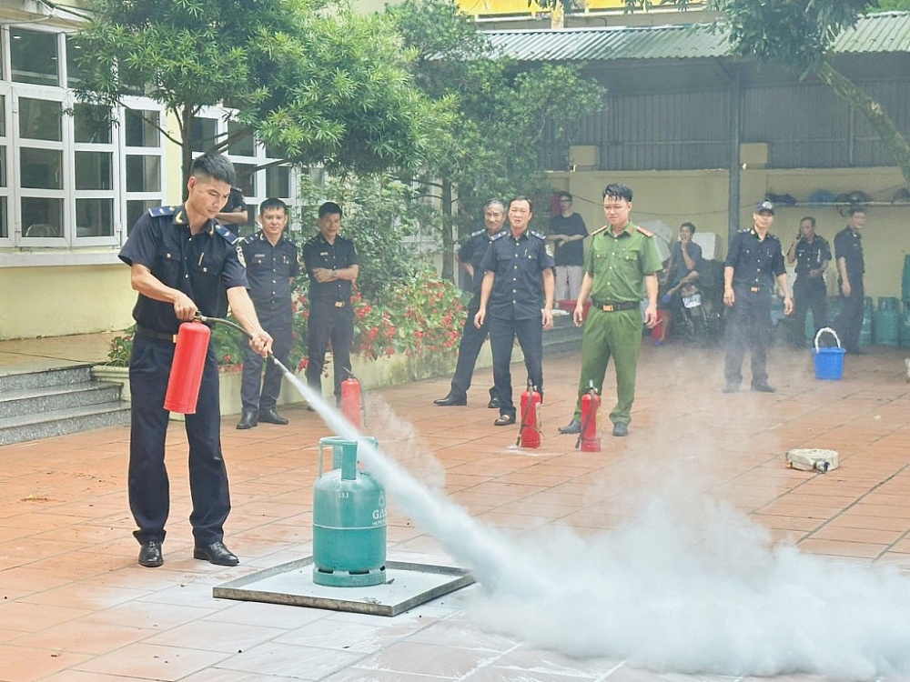 Cán bộ, công chức Hải quan tham gia huấn luyện.