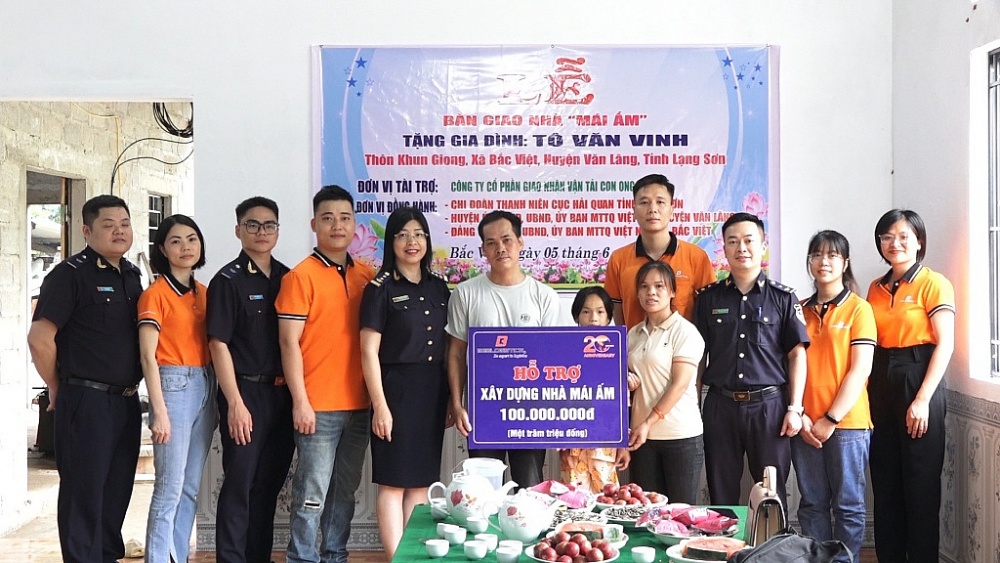 Đại diện Cục Hải quan Lạng Sơn và Công ty CP giao nhận vận tải Con Ong  trao kinh phí 100 triệu đồng cho gia đình ông Tô Văn Vinh.