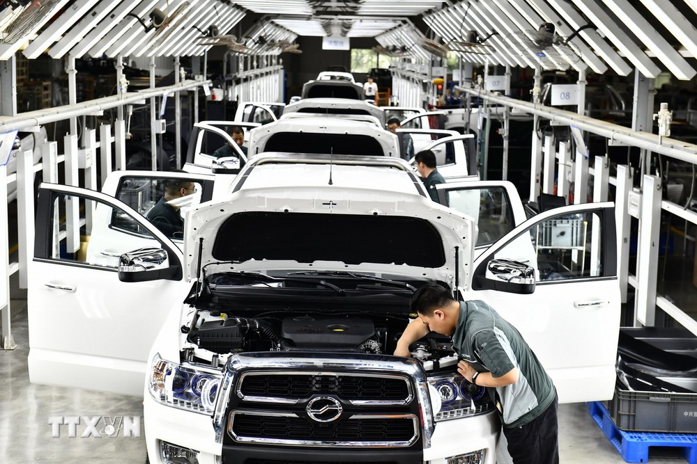 Công nhân làm việc trên dây chuyền lắp ráp xe ô tô tại khu công nghiệp kỹ thuật cao ở thành phố Nhật Chiếu, tỉnh Sơn Đông (Trung Quốc). (Ảnh: THX/TTXVN)