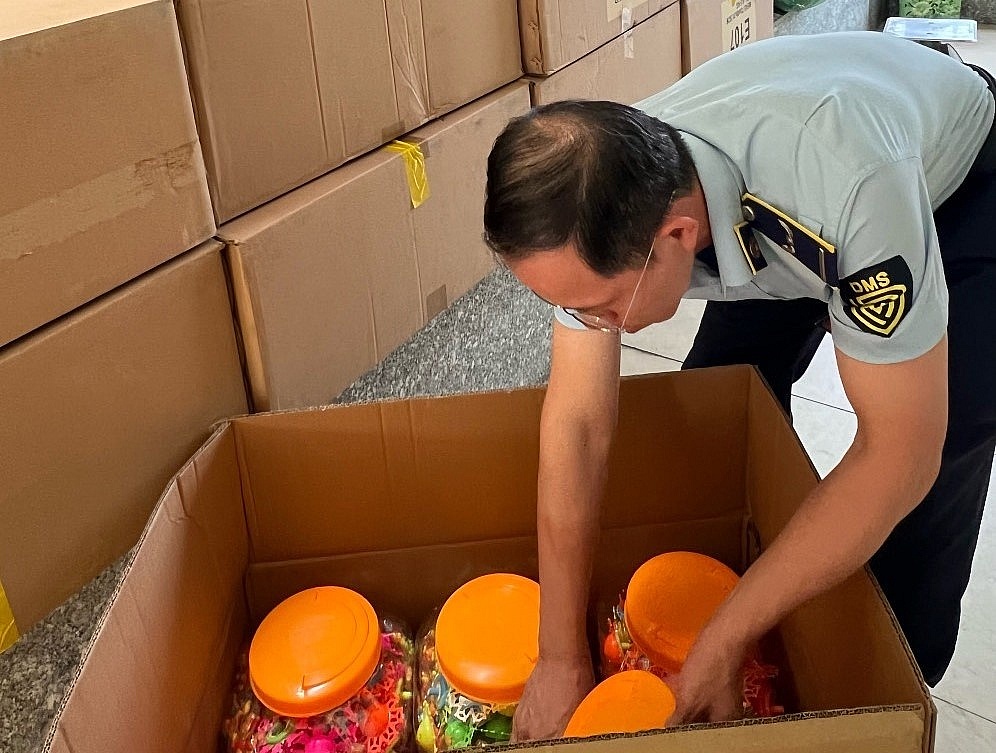 Hà Nội: Thu giữ gần 11.000 gói kẹo có dấu hiệu nhập lậu
