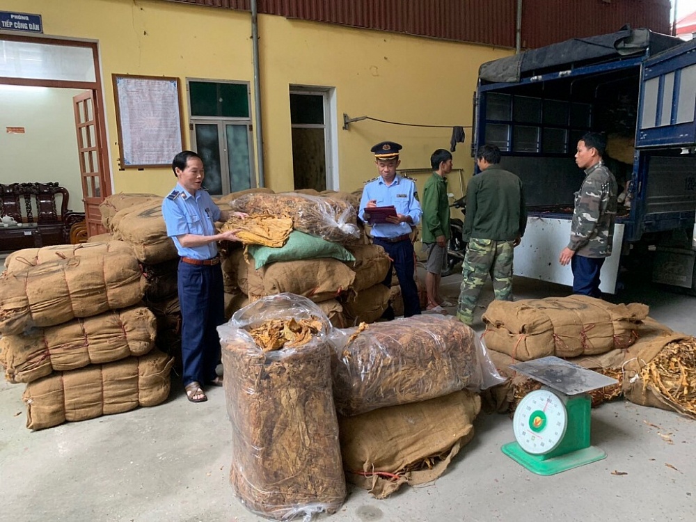 Lực lượng chức năng tỉnh Lạng Sơn kiểm tra số thuốc lá không rõ nguồn gốc xuất xứ. ẢNh: QLTT LS