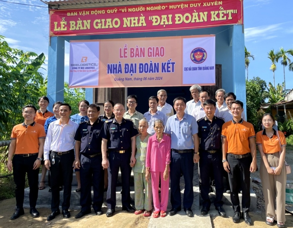 Hải quan Quảng Nam phối hợp với doanh nghiệp và chính quyền địa phương trao nhà Đại đoàn kết cho hộ nghèo