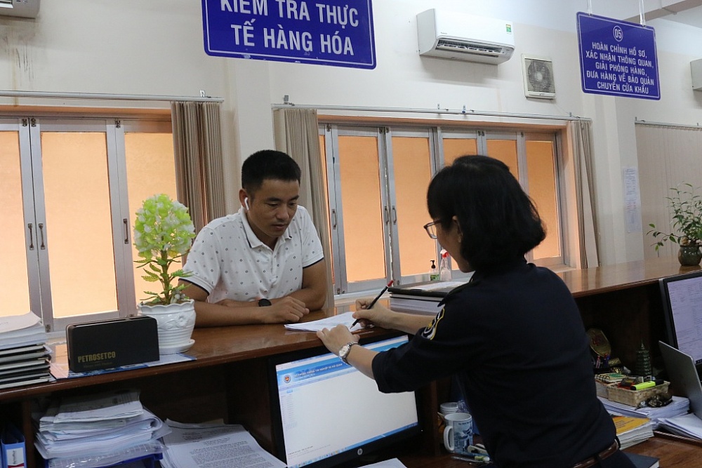 Công chức Hải quan Bà Rịa - Vũng Tàu hướng dẫn thủ tục cho DN. Ảnh: N.H
