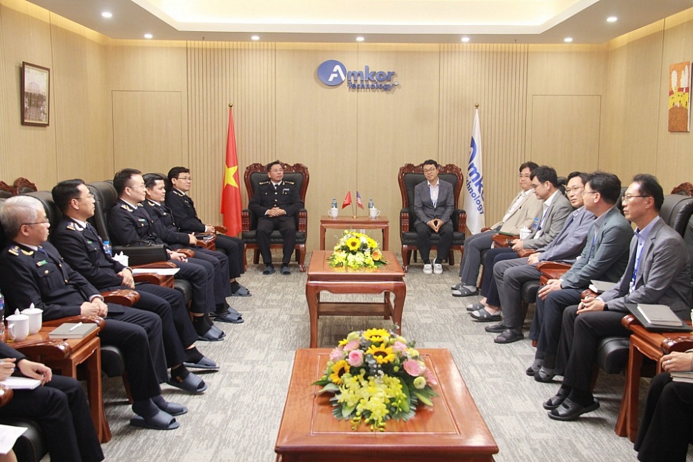 Đoàn công tác của lãnh đạo Cục Hải quan Bắc Ninh thăm và làm việc với Công ty TNHH Amkor Technology Việt Nam. 	Ảnh: Thái Bình