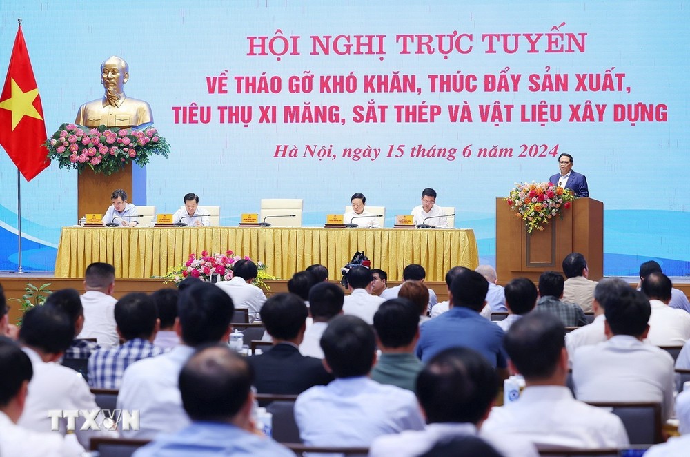 Thủ tướng Phạm Minh Chính phát biểu tại hội nghị thúc đẩy sản xuất, tiêu thụ ximăng, sắt thép và vật liệu xây dựng. (Ảnh: Dương Giang/TTXVN)
