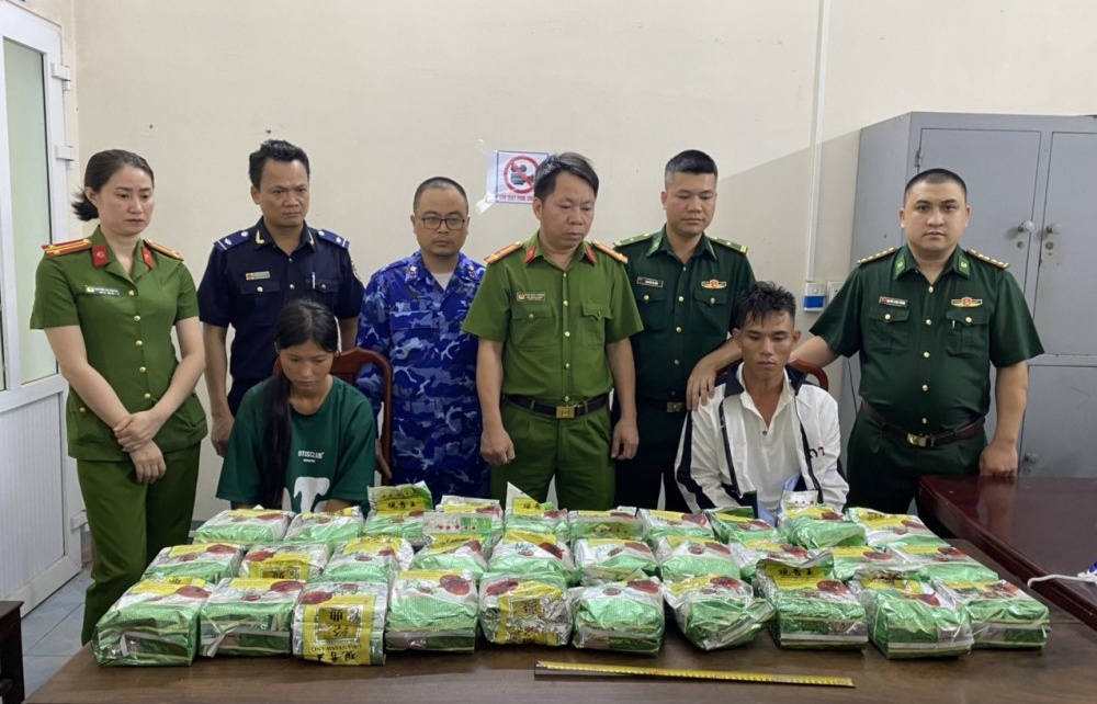 Hải quan Hà Tĩnh phối hợp bắt cặp vợ chồng vận chuyển 30 kg ma túy đá