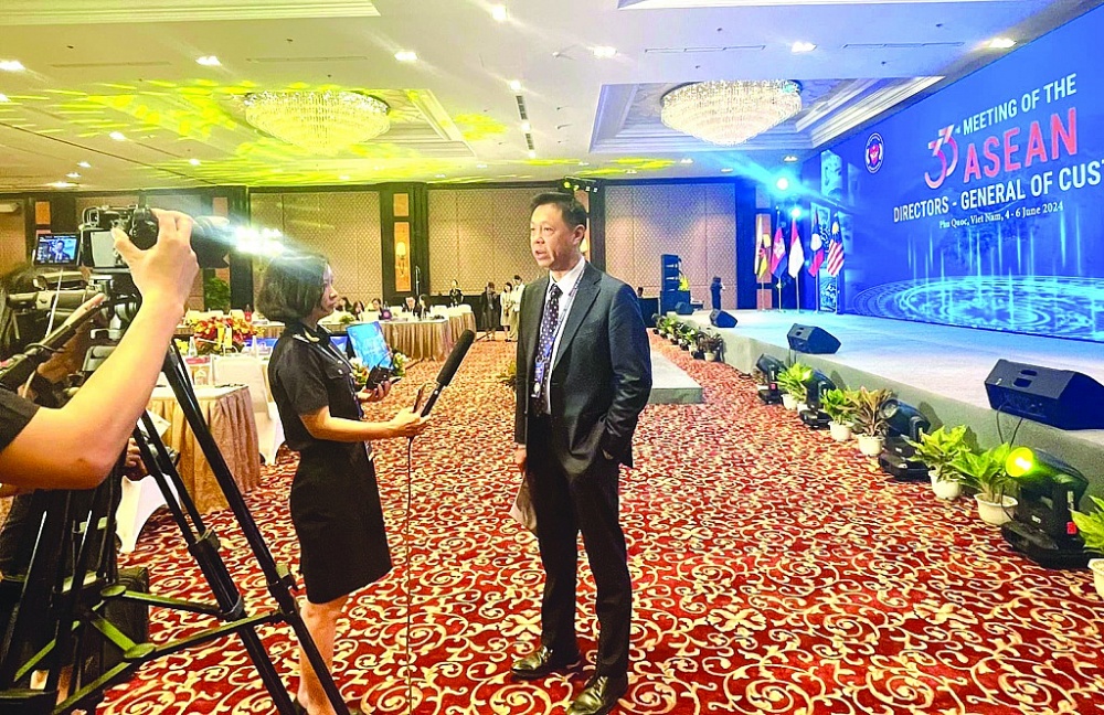 Phóng viên Hoàng Loan (Tạp chí Hải quan) tác nghiệp tại Hội nghị Tổng cục trưởng Hải quan ASEAN 13 (từ 4 đến 6/6/2024 tại TP Kiên Quốc, tỉnh An Giang).	Ảnh: TRẦN ÁNH