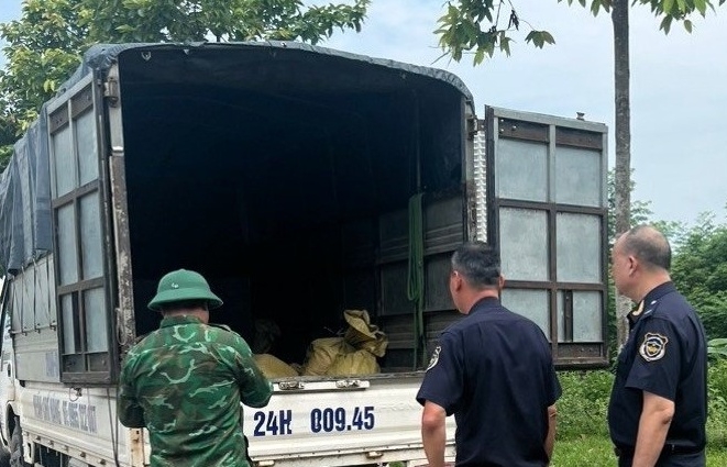 Lào Cai: Xử phạt chủ hàng và tiêu hủy hơn 1 tấn thực phẩm không hóa đơn chứng từ