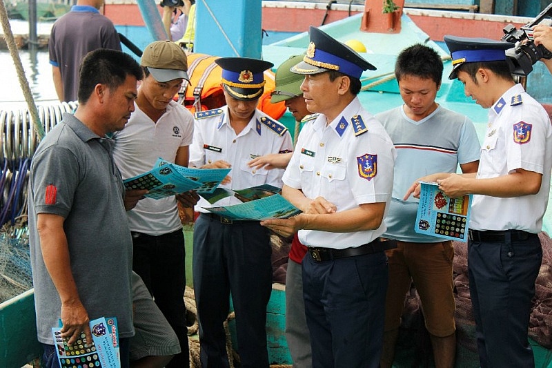 Cán bộ Bộ Tư lệnh vùng Cảnh sát biển 3 tuyên truyền pháp luật đến ngư dân.