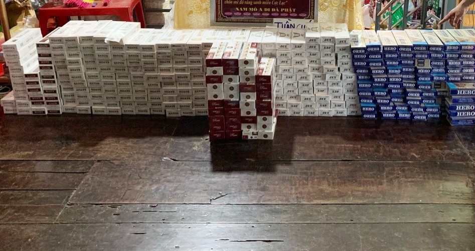 Một tiệm tạp hóa tàng trữ gần 4.000 bao thuốc lá lậu