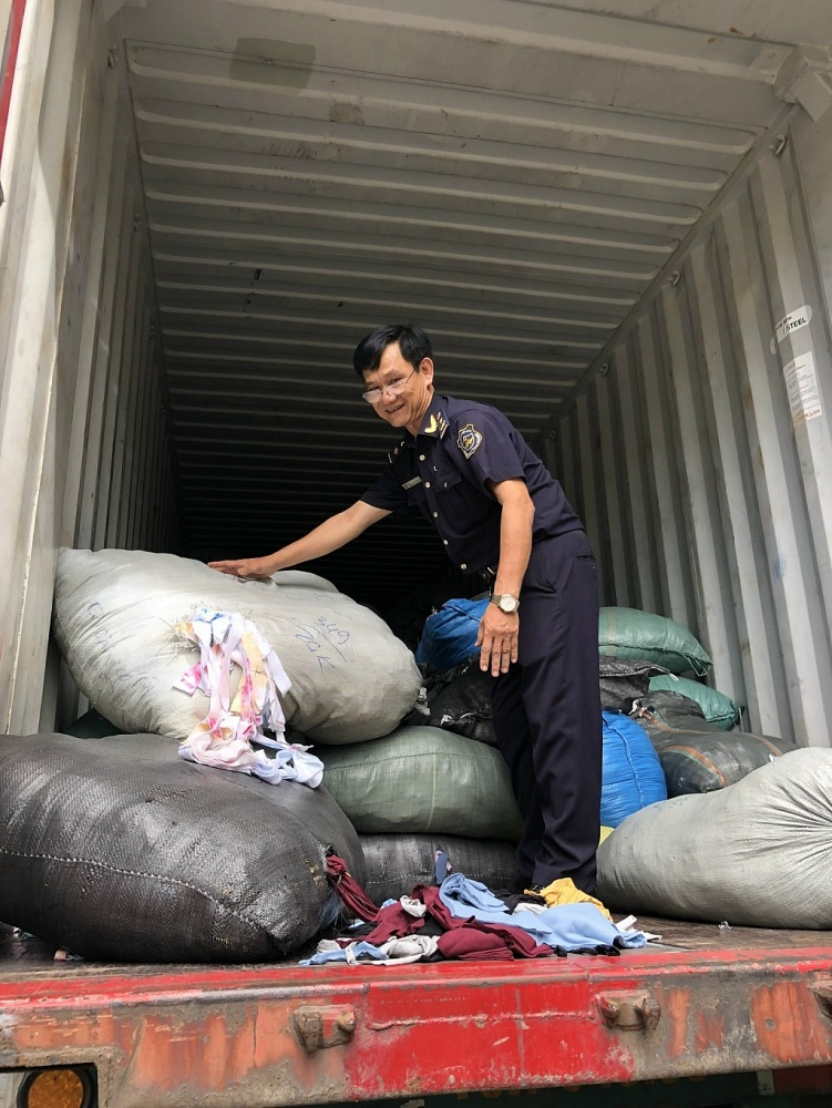 Hải quan Bình Phước khởi tố vụ buôn lậu quần áo xuất khẩu trị giá hơn 2 tỷ đồng
