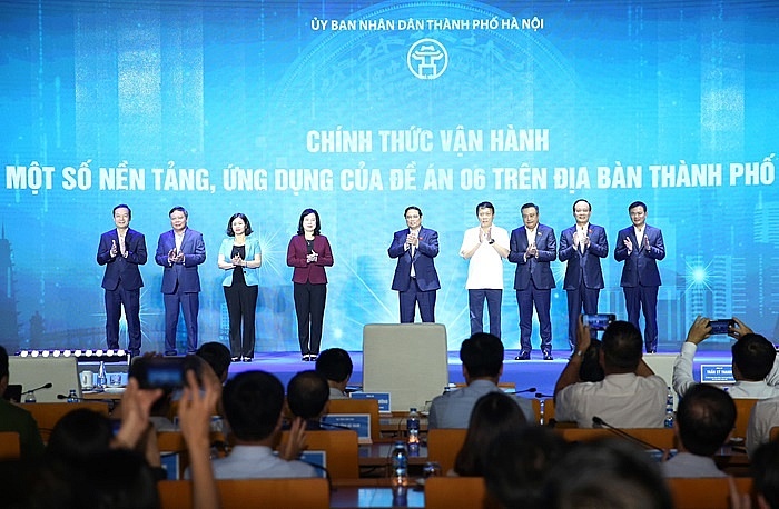 Thủ tướng Phạm Minh Chính cùng các đồng chí lãnh đạo bộ, ngành, thành phố Hà Nội thực hiện nghi thức kích hoạt vận hành một số nền tảng, ứng dụng của Đề án 06 trên địa bàn thành phố Hà Nội