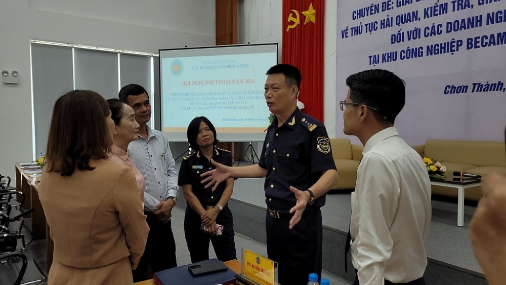 Cục trưởng Hải quan Bình Phước Nguyễn Văn Lịch trao đổi với các DN bên lề hội nghị đối thoại của Cục.  	Ảnh: N.H