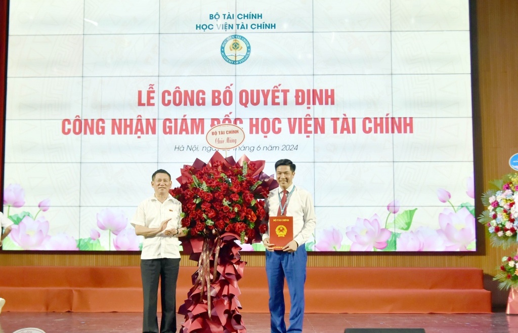 Trao quyết định công nhận PGS.TS. Nguyễn Đào Tùng làm Giám đốc Học viện Tài chính