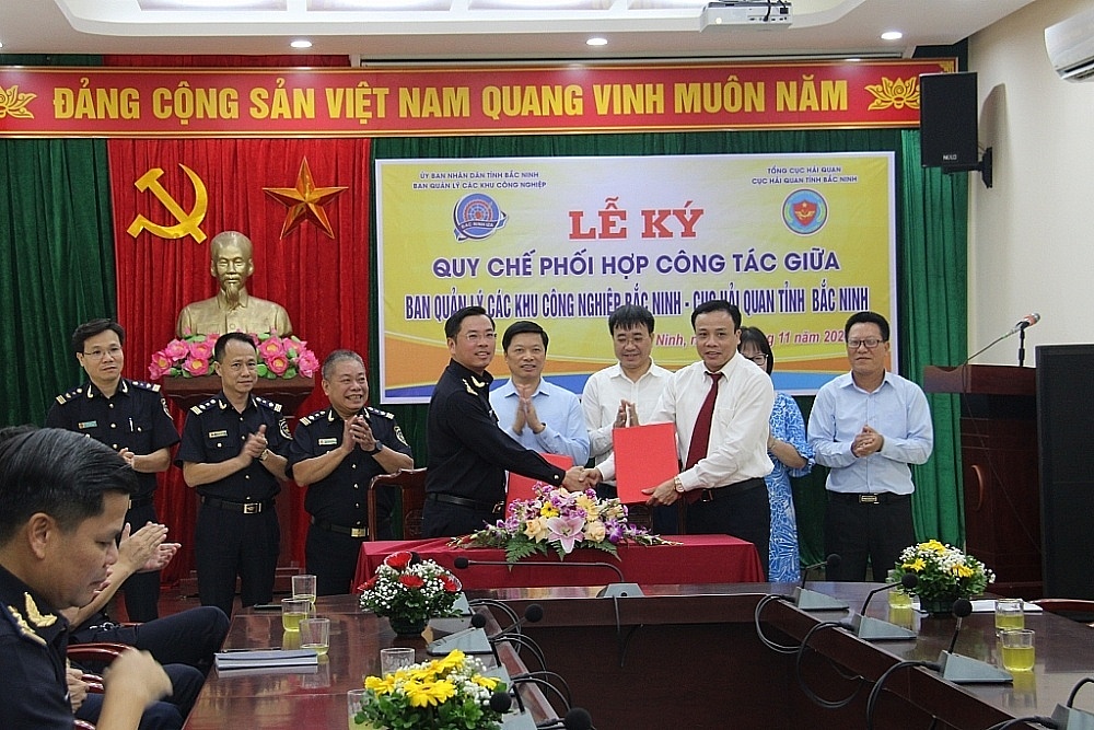 Lãnh đạo 2 đơn vị Cục Hải quan Bắc Ninh và Ban Quản lý các Khu Công nghiệp Bắc Ninh ký quy chế phối hợp tháng 11/2022. 	Ảnh: Quang Hùng