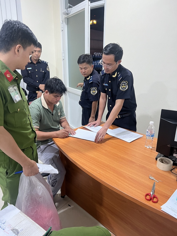 Hải quan Quảng Nam phát hiện, bắt giữ 48 kg pháo