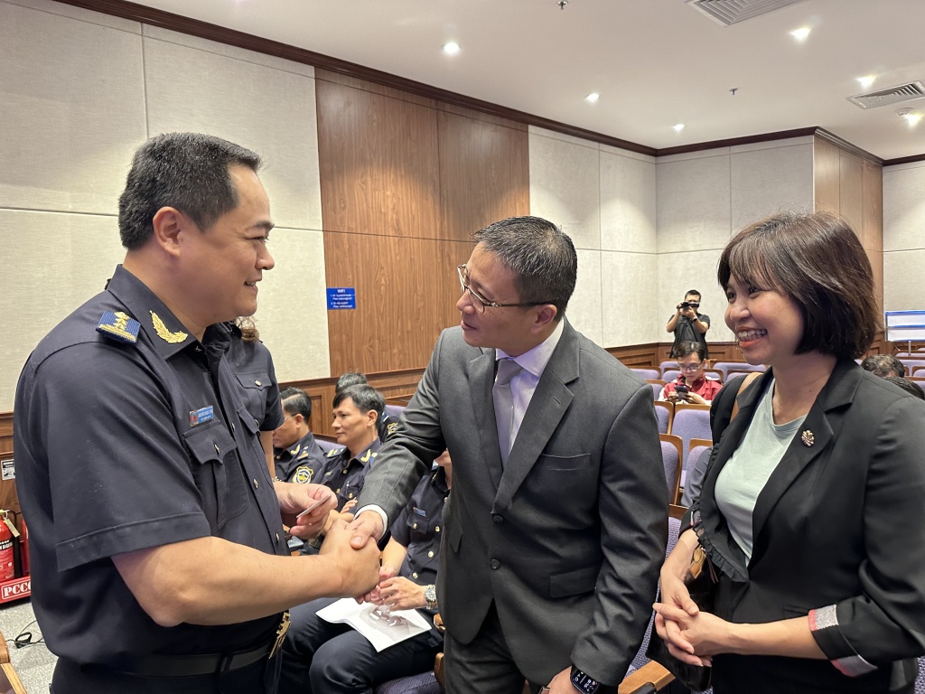Cục trưởng Hải quan TPHCM Nguyễn Hoàng Tuấn trao đổi với Tổng Giám đốc  Công ty Intel Việt Nam tại hội nghị đối thoại tổ chức vào cuối tháng 6/2024. Ảnh: T.H