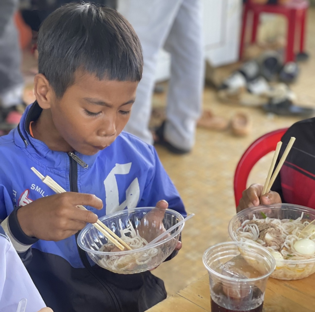 Đoàn Thanh niên Hải quan Quảng Ngãi mang bữa ăn dinh dưỡng cho trẻ em vùng cao