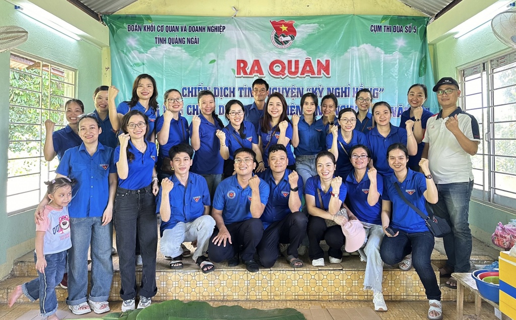 Đoàn Thanh niên Hải quan Quảng Ngãi mang bữa ăn dinh dưỡng cho trẻ em vùng cao