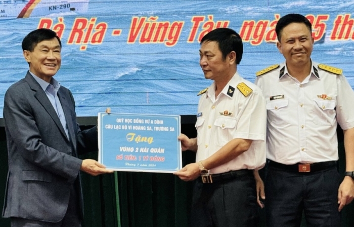 Ông Johnathan Hạnh Nguyễn trao 1 tỷ đồng tặng cán bộ chiến sĩ Vùng 2 Hải quân