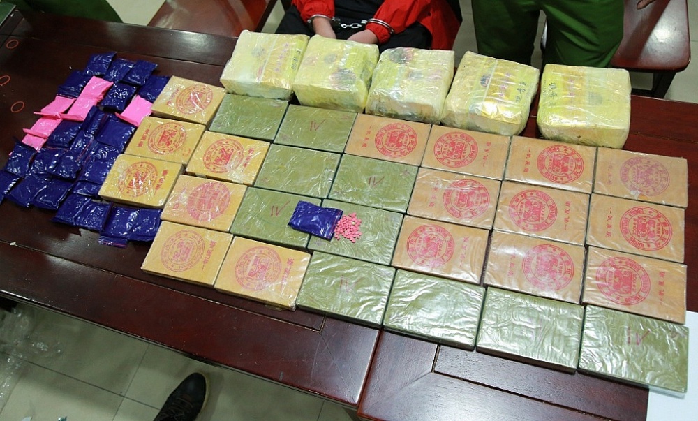 Tang vật 27 bánh heroin, 5 kg ma túy đá và 6.000 viên ma túy tổng hợp