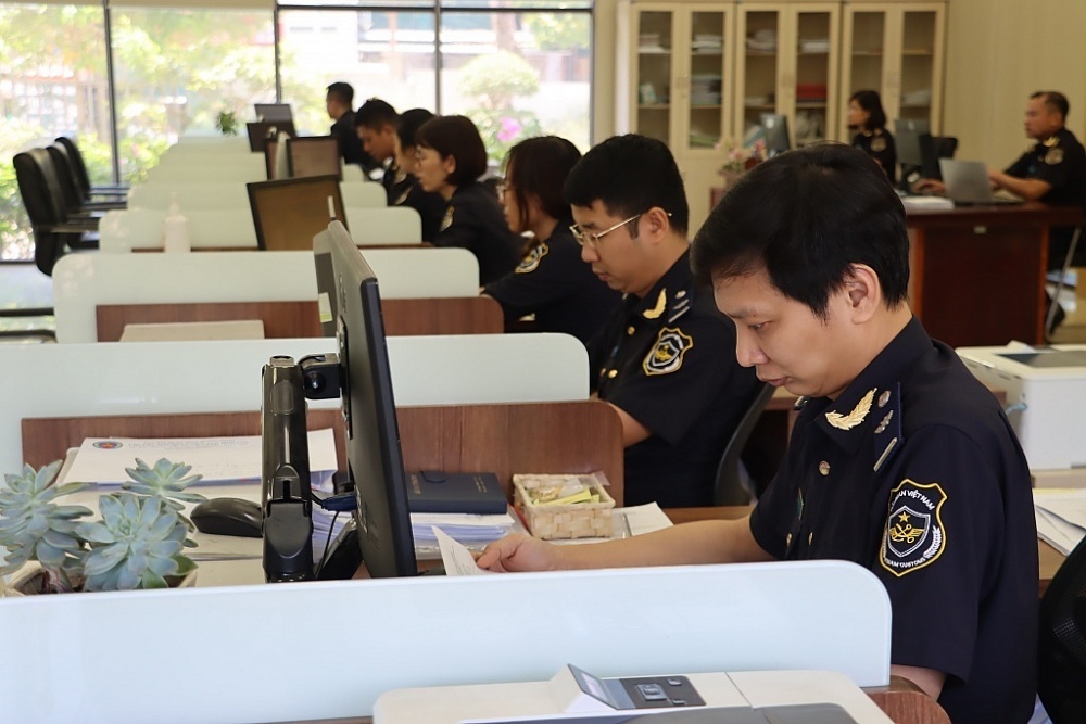 Hoạt động nghiệp vụ tại Chi cục Hải quan cửa khẩu cảng Hòn Gai (Cục Hải quan Quảng Ninh). 	Ảnh: Q.Hùng
