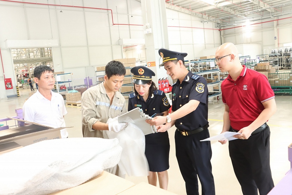 Công chức Hải quan Ninh Bình (Cục Hải quan Hà Nam Ninh) kiểm tra và hướng dẫn doanh nghiệp thực hiện các quy định trong lĩnh vực hải quan. 	Ảnh: Hồng Nụ