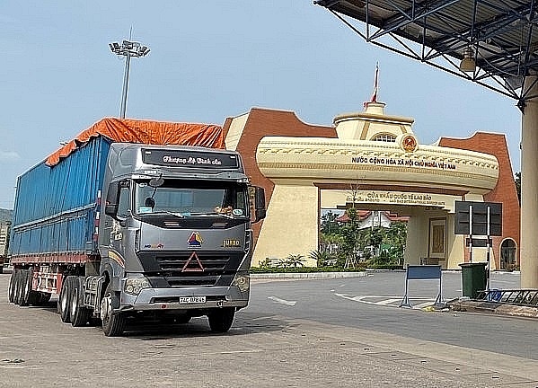 Hoạt động xuất nhập khẩu qua cửa khẩu quốc tế Lao Bảo, Quảng Trị. 