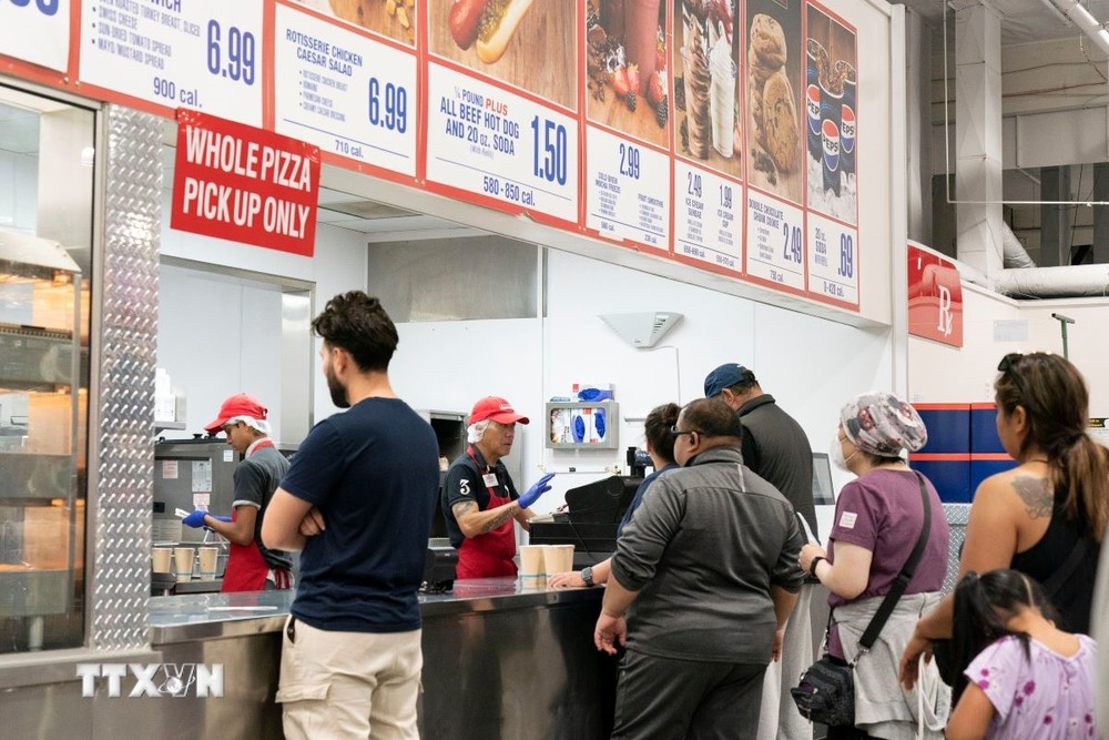 Người dân mua thực phẩm tại siêu thị ở Foster City, California, Mỹ, ngày 11/7/2024. (Ảnh: THX/TTXVN)