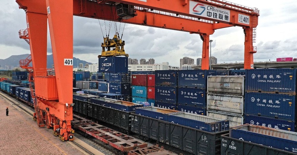 Bốc dỡ container hàng hóa tại cảng Đại Liên. (Ảnh: THX/TTXVN)