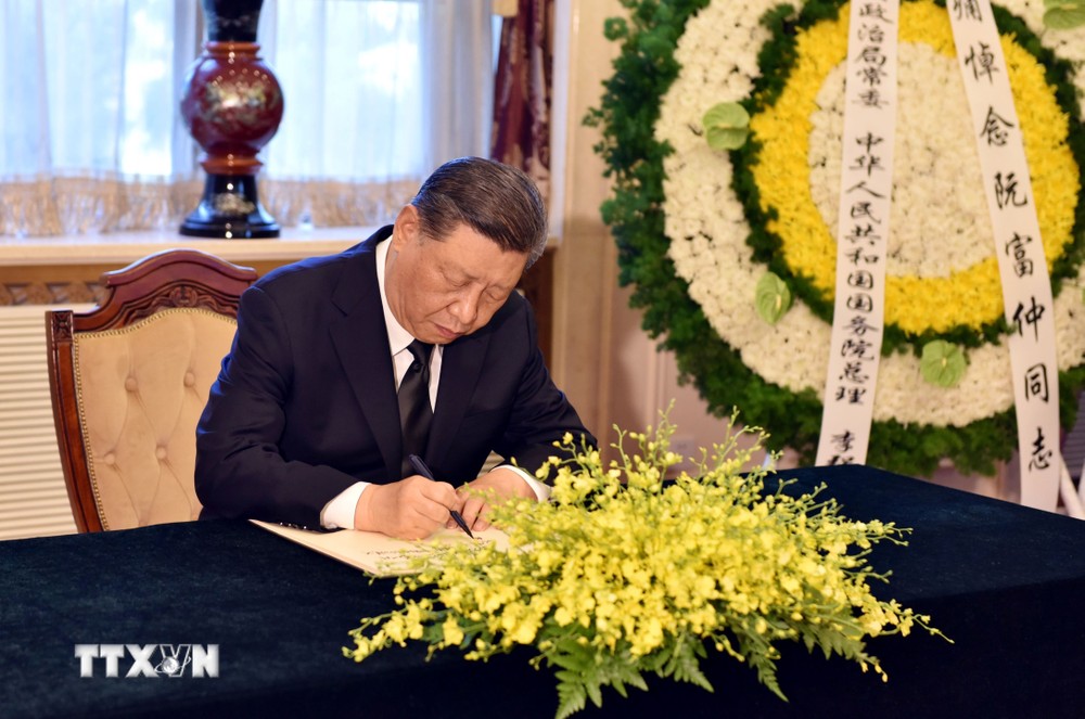 Tổng Bí thư, Chủ tịch Trung Quốc Tập Cận Bình ghi sổ tang tại Lễ viếng Tổng Bí thư Nguyễn Phú Trọng. (Ảnh: Thành Dương/TTXVN)
