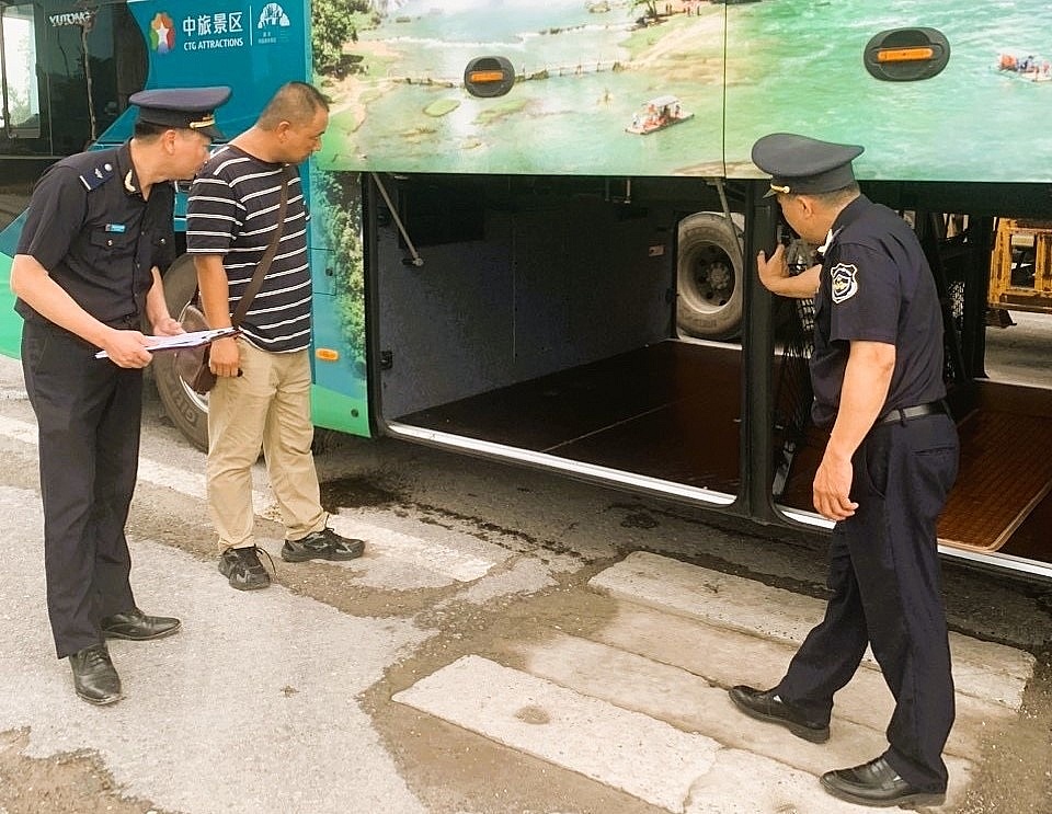 Công chức Chi cục Hải quan cửa khẩu Móng Cái (Cục Hải quan Quảng Ninh) thực hiện kiểm tra, kiểm soát phương tiện vật tải.