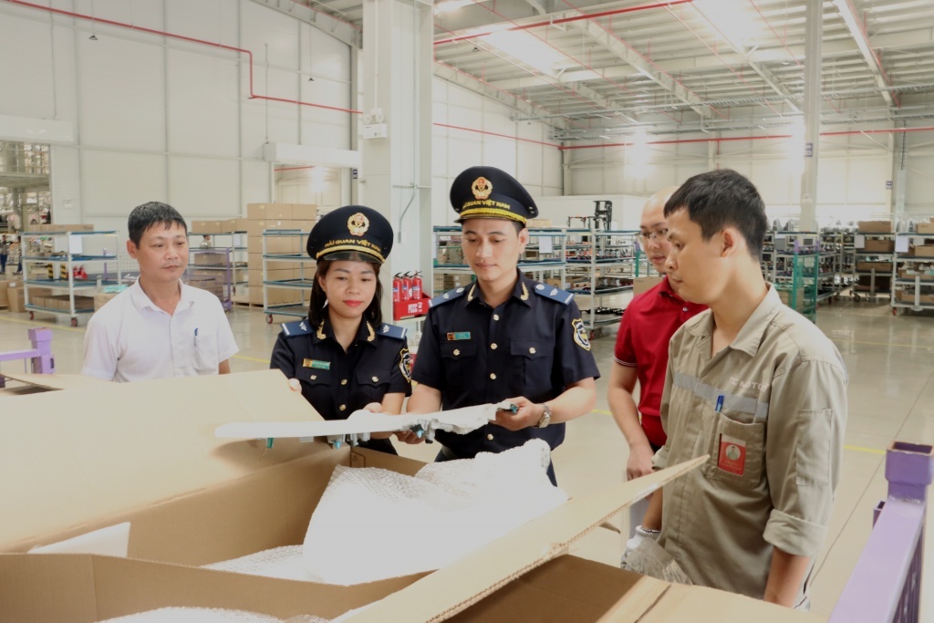 Công chức Hải quan Ninh Bình (Cục Hải quan Hà Nam Ninh) kiểm tra nguyên liệu phụ liệu NK trong hoạt động sản xuất của DN.	 Ảnh: H.Nụ