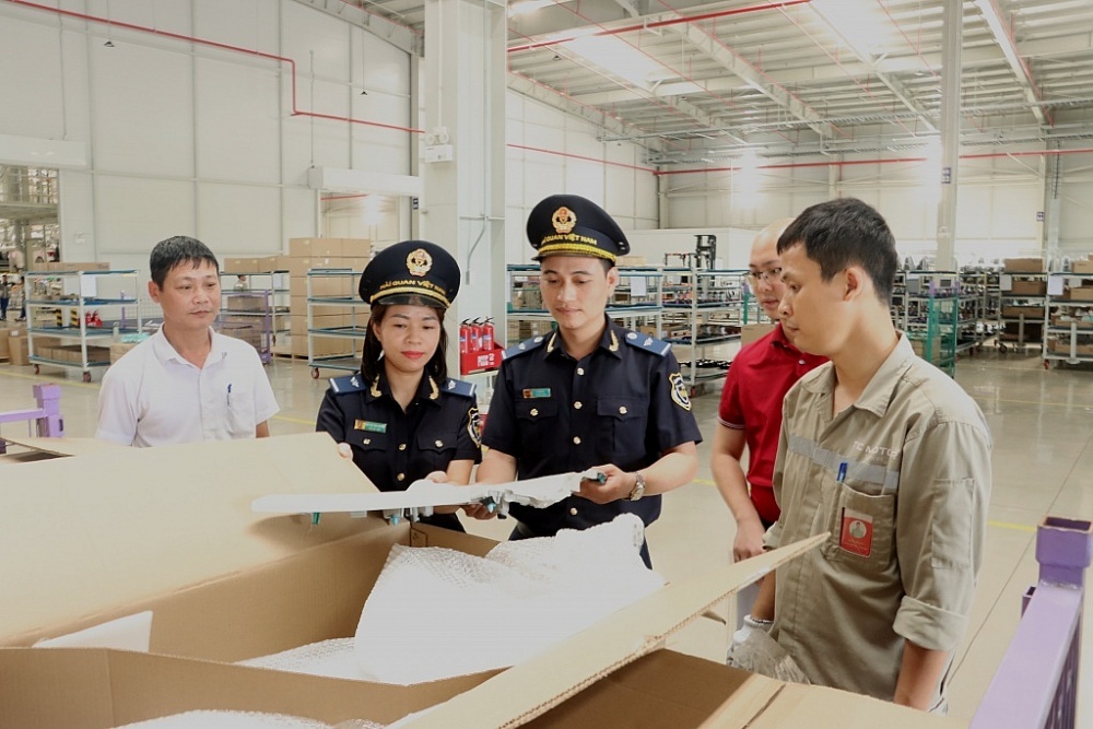 Công chức Hải quan Ninh Bình (Cục Hải quan Hà Nam Ninh) kiểm tra nguyên liệu phụ liệu NK trong hoạt động sản xuất của DN.	 Ảnh: H.Nụ