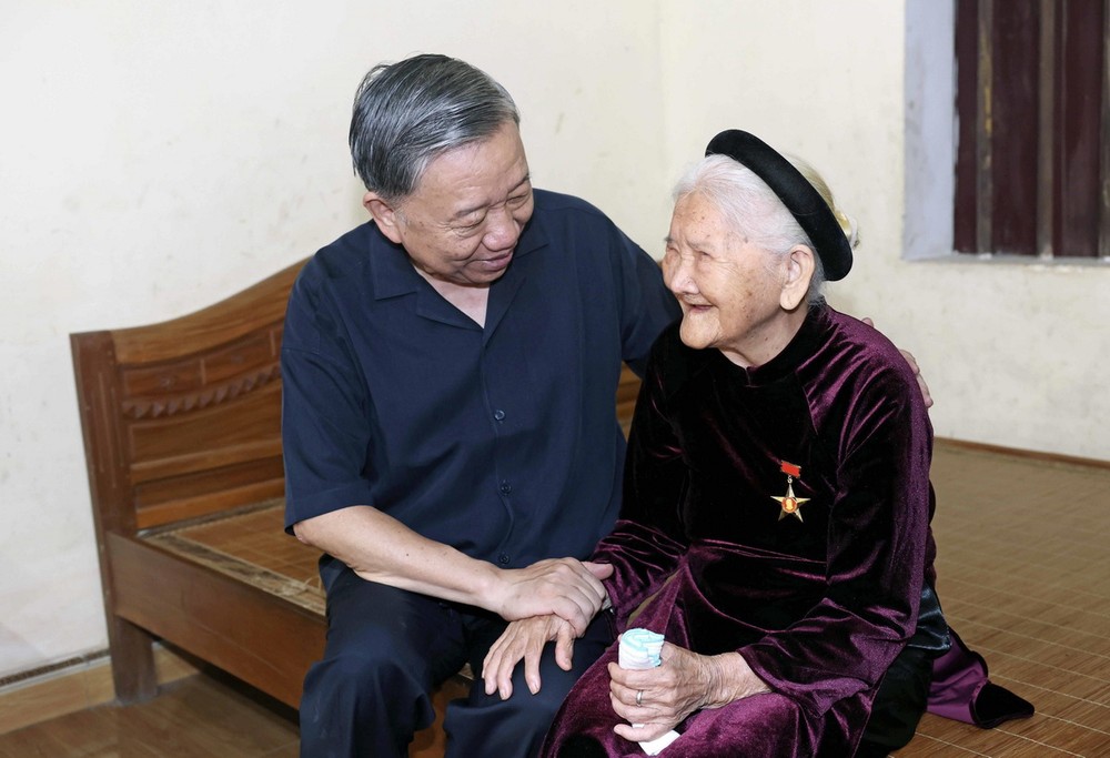 Chủ tịch nước Tô Lâm ân cần thăm hỏi Mẹ Việt Nam Anh hùng Nguyễn Thị Cược. (Ảnh: Nhan Sáng/TTXVN)
