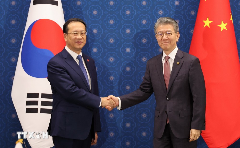 Thứ trưởng Ngoại giao thứ nhất Hàn Quốc Kim Hong-kyun (phải) và người đồng cấp Trung Quốc Mã Triêu Húc tại cuộc gặp ở Seoul. (Ảnh: Yonhap/TTXVN)