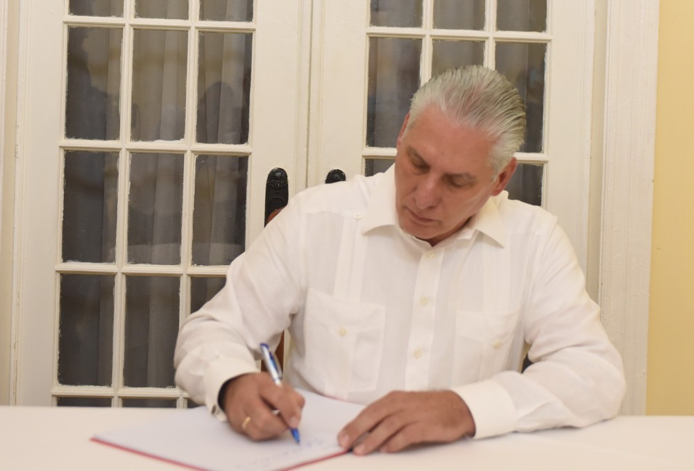 Bí thư thứ Nhất Ban Chấp hành Trung ương Đảng, Chủ tịch Cuba Miguel Díaz-Canel Bermúdez ghi sổ tang. (Ảnh: Việt Hùng/TTXVN)
