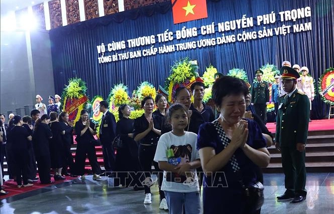 Hàng vạn người dân xếp hàng trong đêm vào viếng Tổng Bí thư Nguyễn Phú Trọng