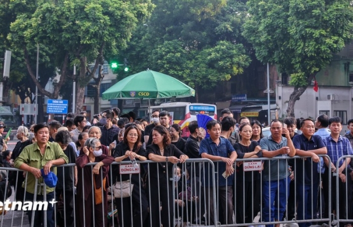 Ngày Quốc tang thứ 2: Người dân xếp hàng từ 2 giờ sáng chờ viếng Tổng Bí thư