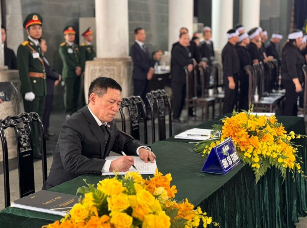 Đoàn Bộ Tài chính viếng Tổng Bí thư Nguyễn Phú Trọng