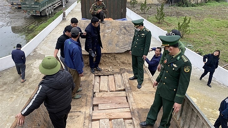Hải quan - Biên phòng Nậm Cắn phát hiện, bắt giữ 78 thanh gỗ đinh hương có khối lượng 0,979 m3 NK không có giấy tờ hợp pháp ngày 8/12/2022.