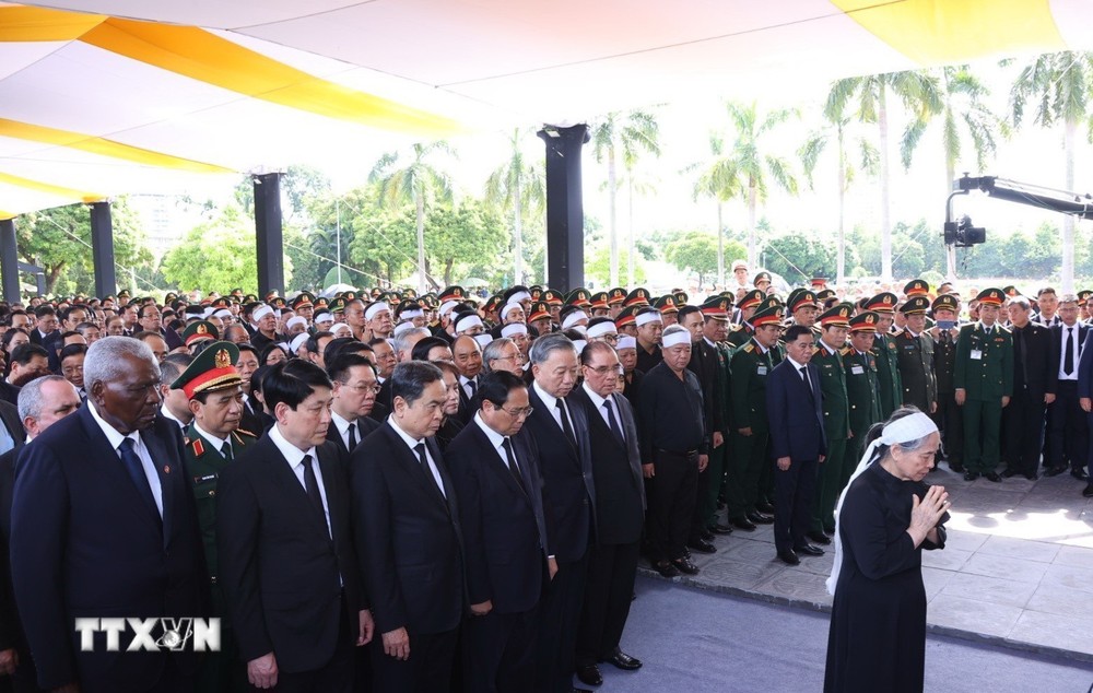 Phu nhân Tổng Bí thư cùng các đồng chí lãnh đạo, nguyên lãnh đạo Đảng, Nhà nước, đại biểu trong nước và quốc tế mặc niệm Tổng Bí thư Nguyễn Phú Trọng. (Ảnh: TTXVN)