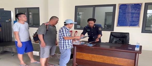 Công chức Hải quan cửa khẩu Tịnh Biên phát tờ rơi tuyên truyền về ma túy cho người dân