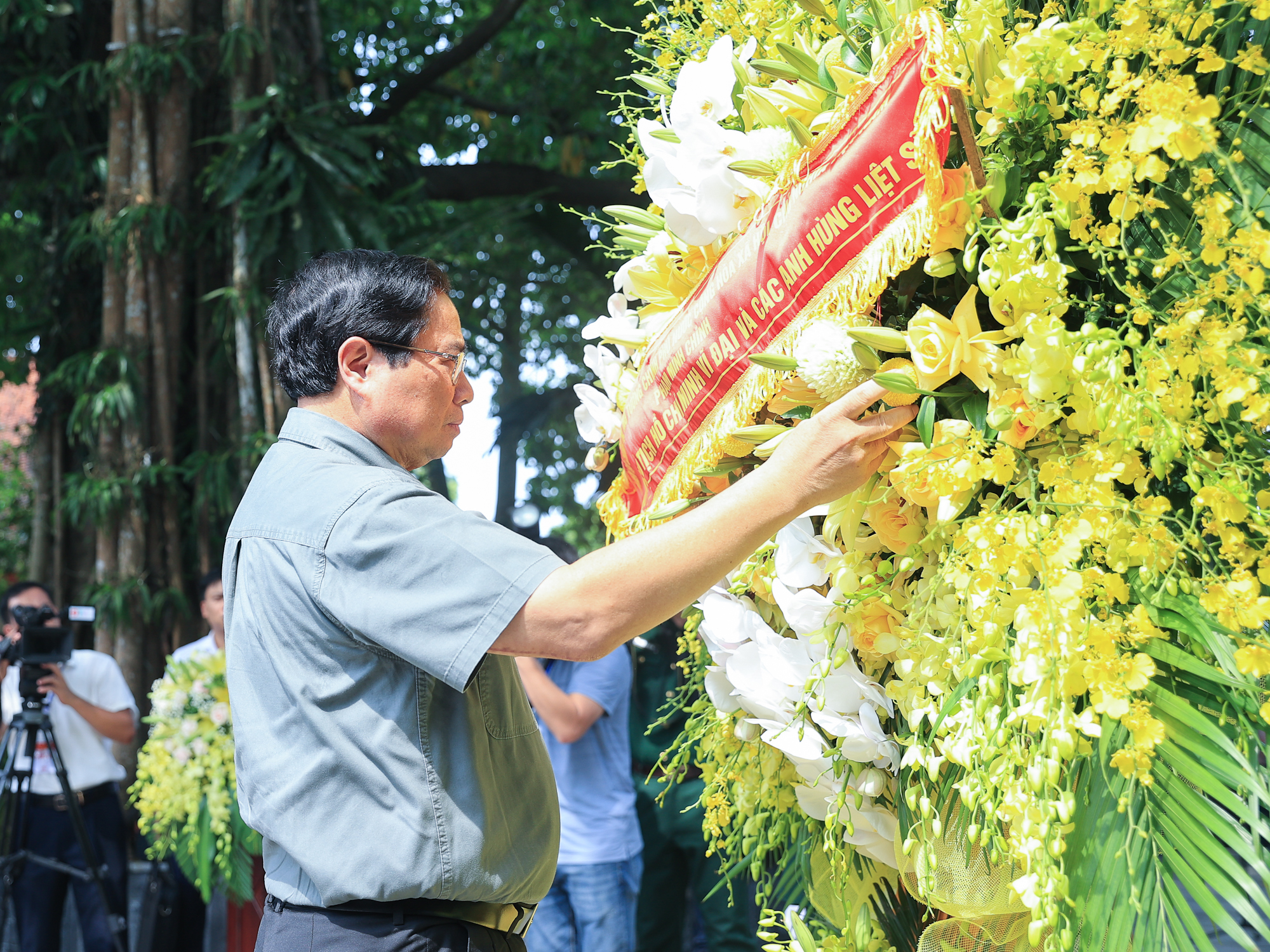 Thủ tướng tưởng niệm các Anh hùng liệt sĩ và tặng quà gia đình chính sách tại Thái Nguyên- Ảnh 1.