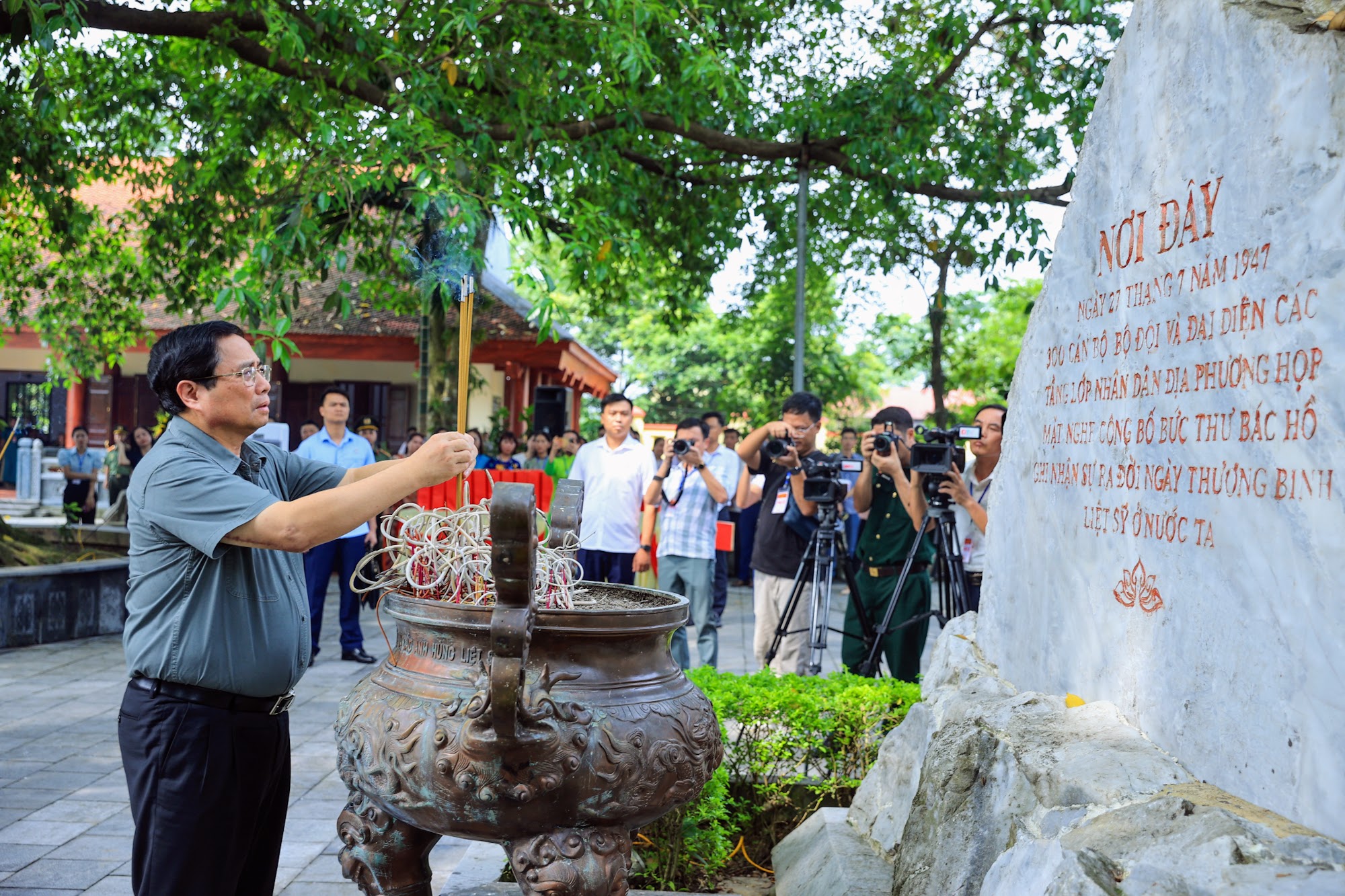 Thủ tướng tưởng niệm các Anh hùng liệt sĩ và tặng quà gia đình chính sách tại Thái Nguyên- Ảnh 2.