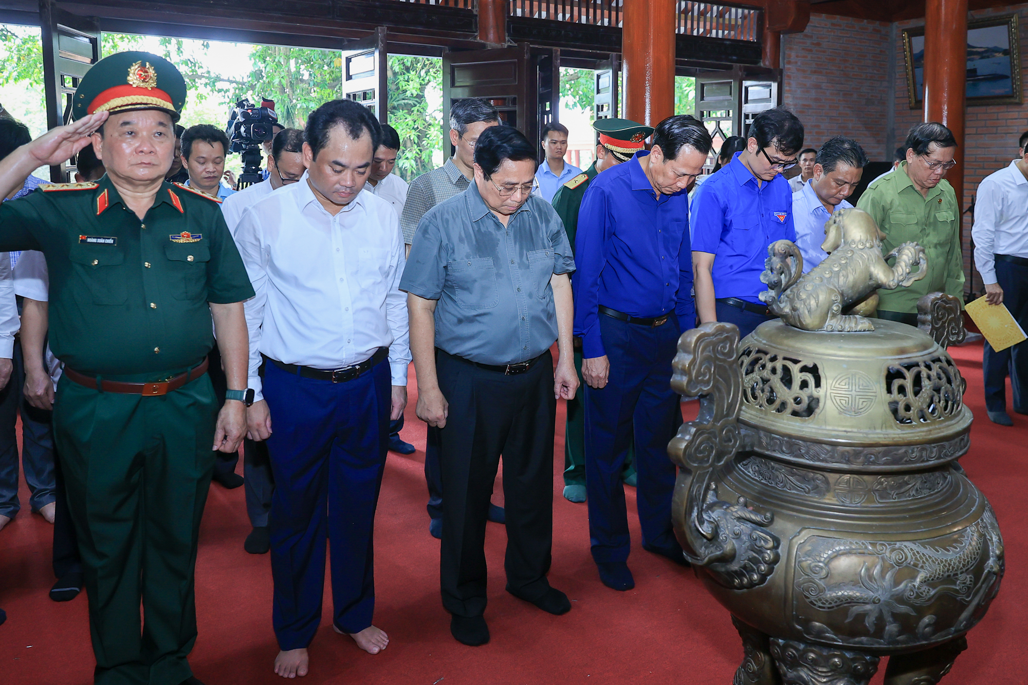 Thủ tướng tưởng niệm các Anh hùng liệt sĩ và tặng quà gia đình chính sách tại Thái Nguyên- Ảnh 4.