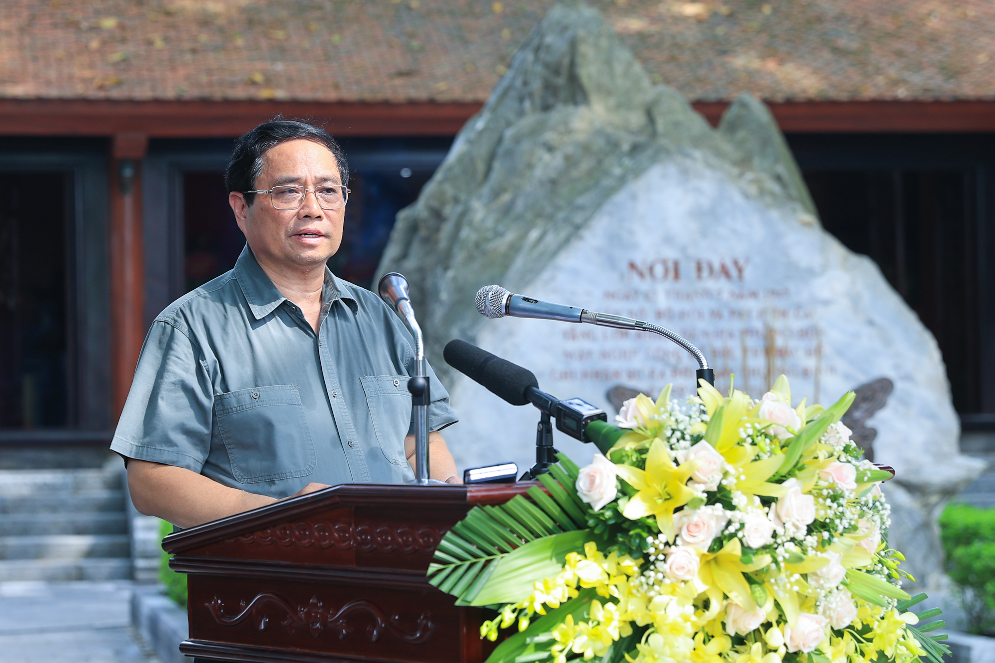 Thủ tướng tưởng niệm các Anh hùng liệt sĩ và tặng quà gia đình chính sách tại Thái Nguyên- Ảnh 5.