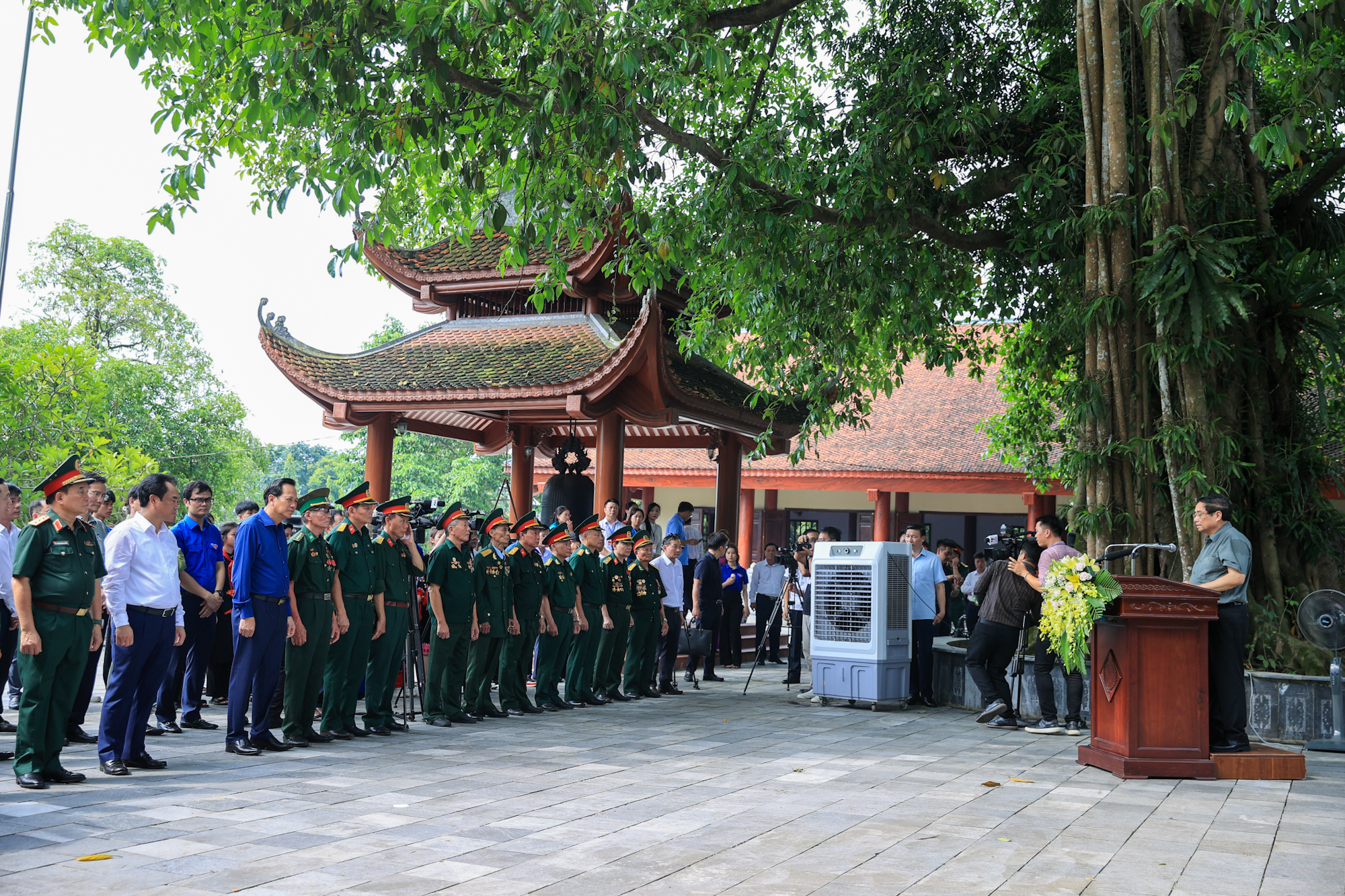 Thủ tướng tưởng niệm các Anh hùng liệt sĩ và tặng quà gia đình chính sách tại Thái Nguyên- Ảnh 6.
