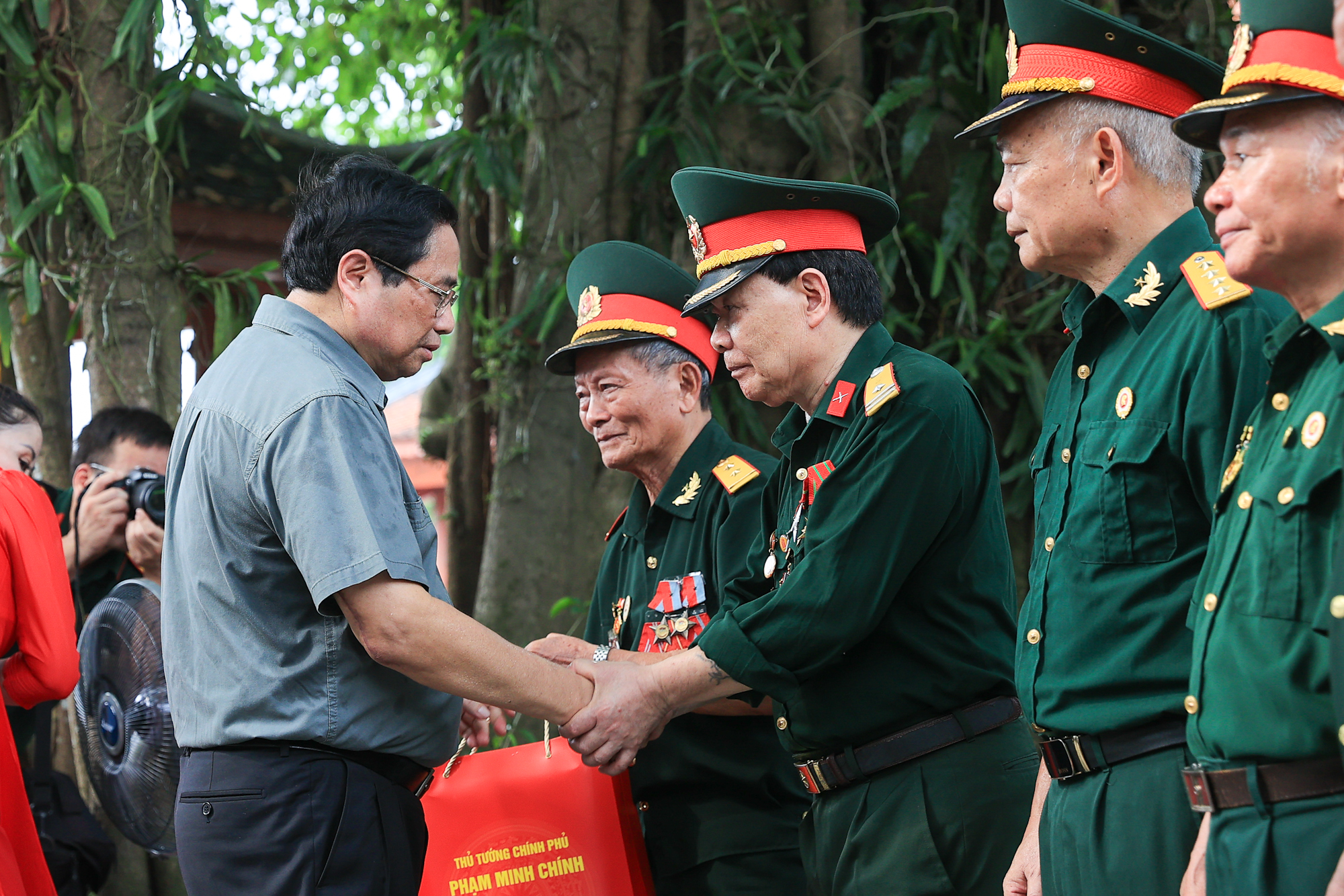 Thủ tướng tưởng niệm các Anh hùng liệt sĩ và tặng quà gia đình chính sách tại Thái Nguyên- Ảnh 7.