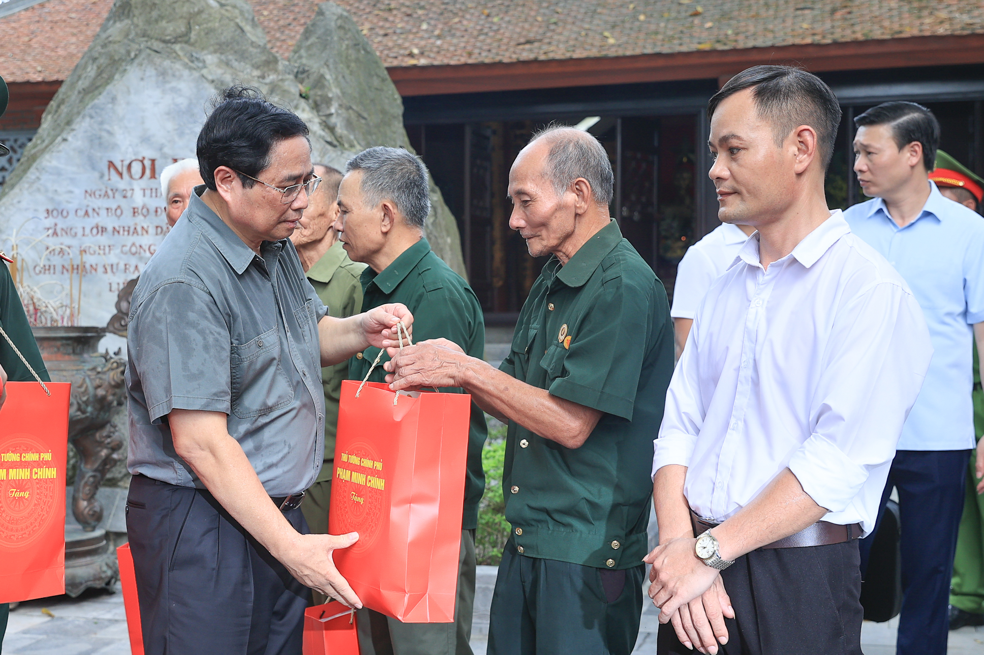 Thủ tướng tưởng niệm các Anh hùng liệt sĩ và tặng quà gia đình chính sách tại Thái Nguyên- Ảnh 8.